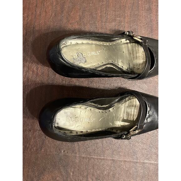 Y2K BCBGirls Black Kitten Heel Pumps with Buckle Detail - Picture 12 of 13